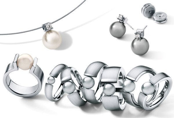 Es gibt spezielle, milde Reinigungsbäder. Perlen sollen möglichst nicht in Ultraschall gereinigt werden. 